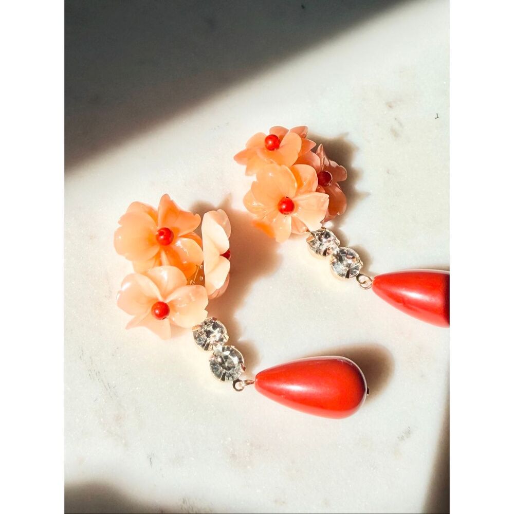 Peachy orange and red flower cluster dangle earrings - Picture 4 of 5